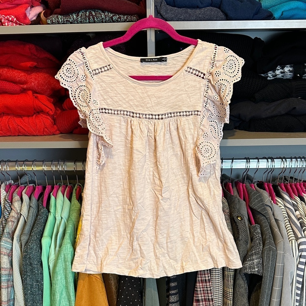 Doe & Rae blush eyelet ruffled sleeveless crew neck top size S